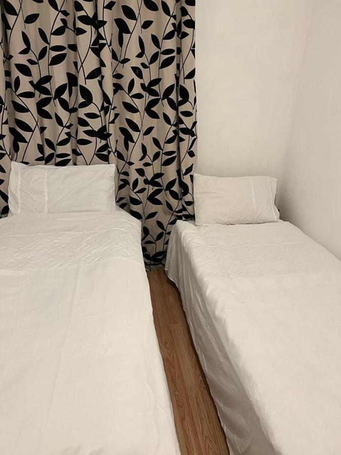 Happy Hours Home Stay ลอนดอน ภายนอก รูปภาพ